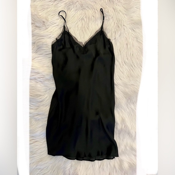 VICTORIA SECRET NWT SILKY LACE BLACK SLIP DRESS SPAGHETTI STRAPS SIZE S/P - Picture 1 of 7